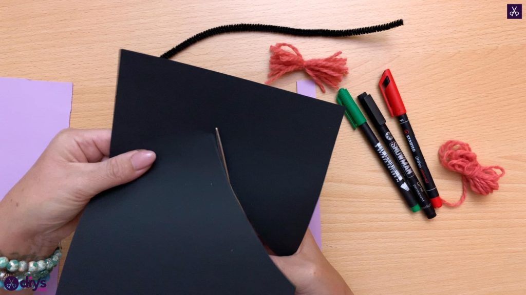 چگونه یک جادوگر مخروطی کاغذی برای هالووین سیاه درست کنیم