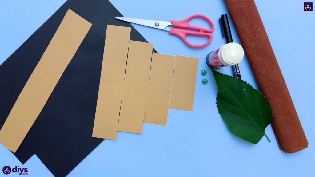 How to make a paper hedgehog on a fall leaf arrange
