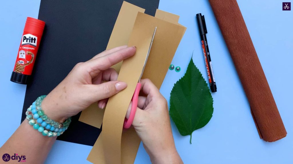 How to make a paper hedgehog on a fall leaf cutt