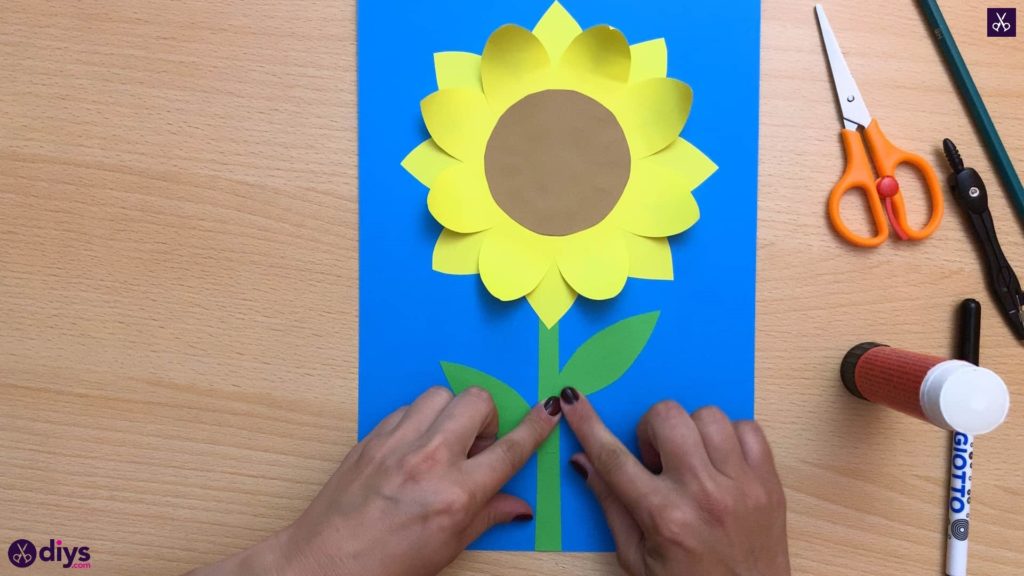 How to make a paper sunflower attach