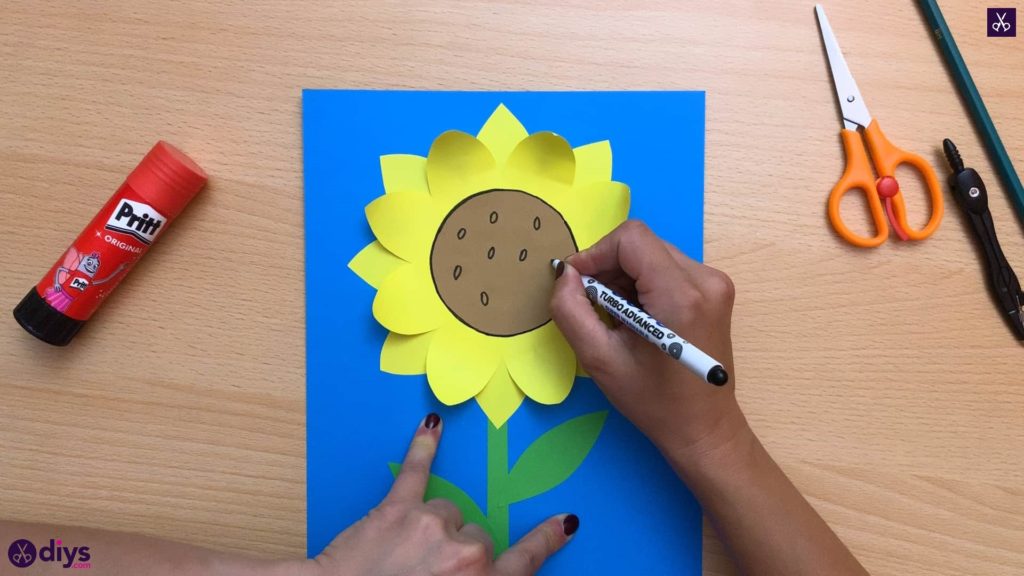 How to make a paper sunflower dots