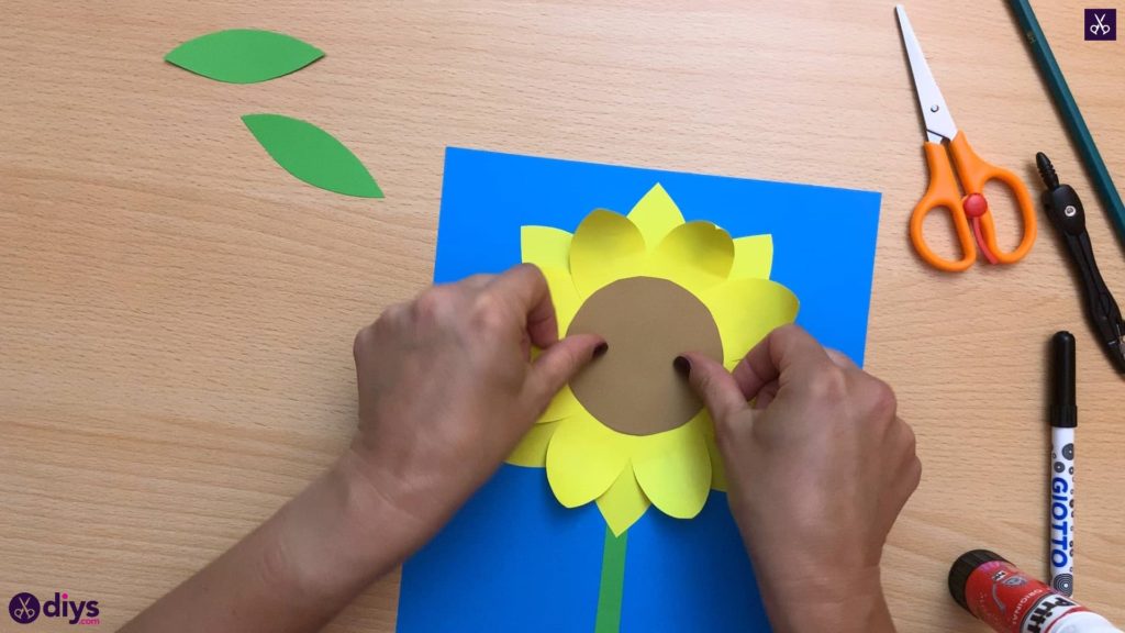 How to make a paper sunflower glue