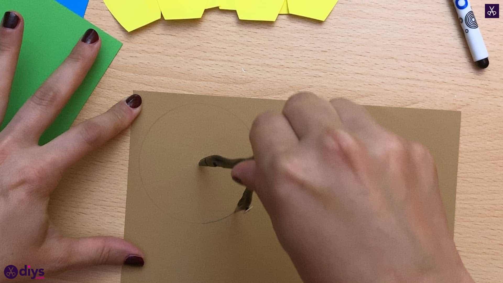 How to make a paper sunflower round