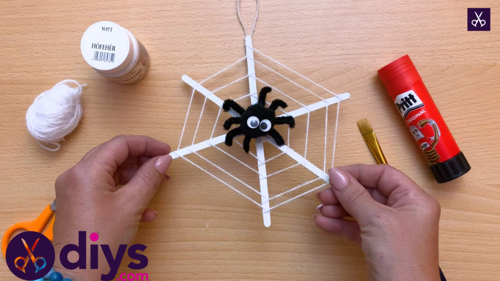 How to make a spider web decoration for halloween (1)