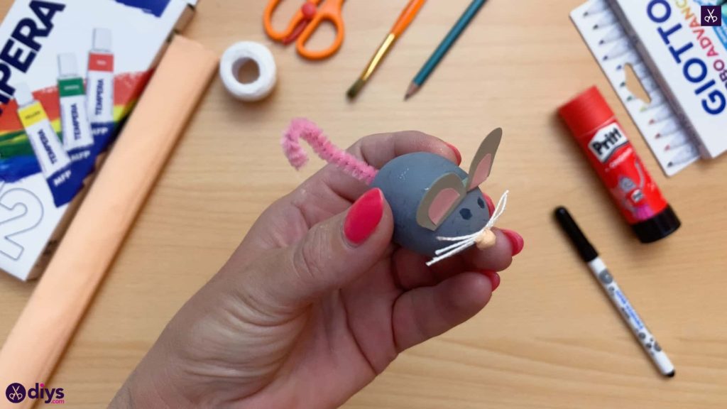 How to make a spun cotton ball mouse