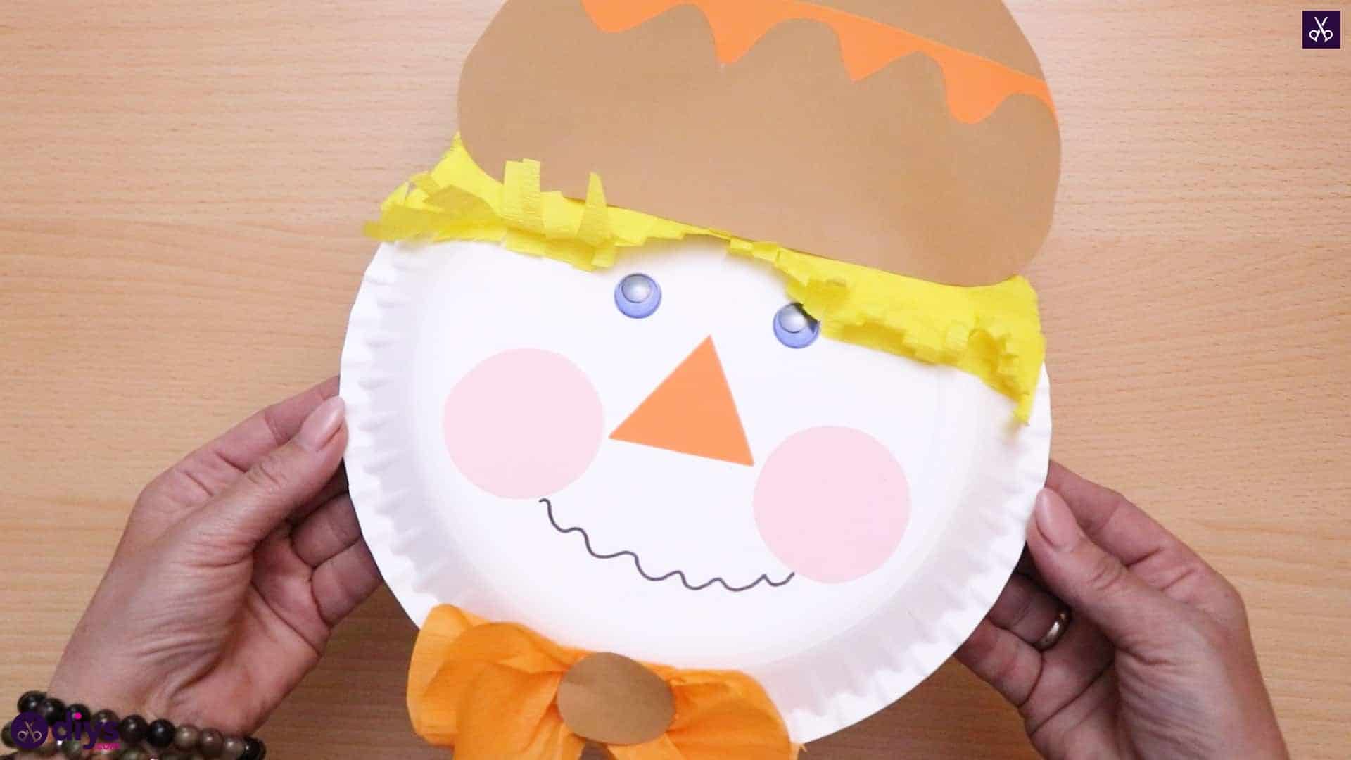 Paper plate scarecrow display