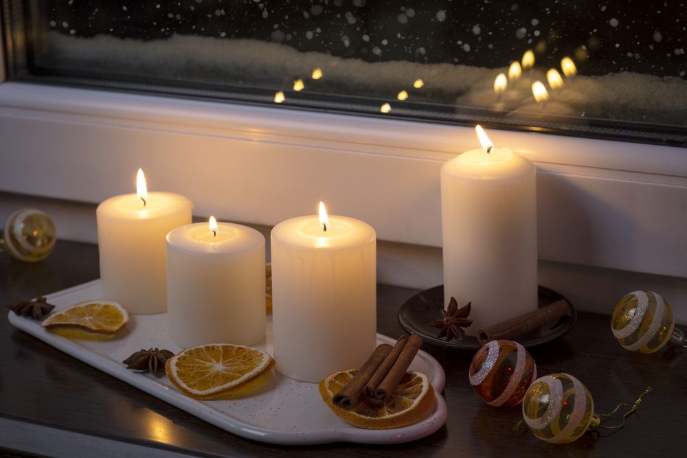 Candles, cinnamon sticks & dried orange slices christmas window