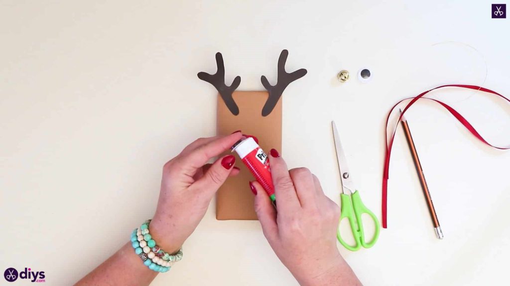 Diy reindeer gift wrap for christmas step 8b
