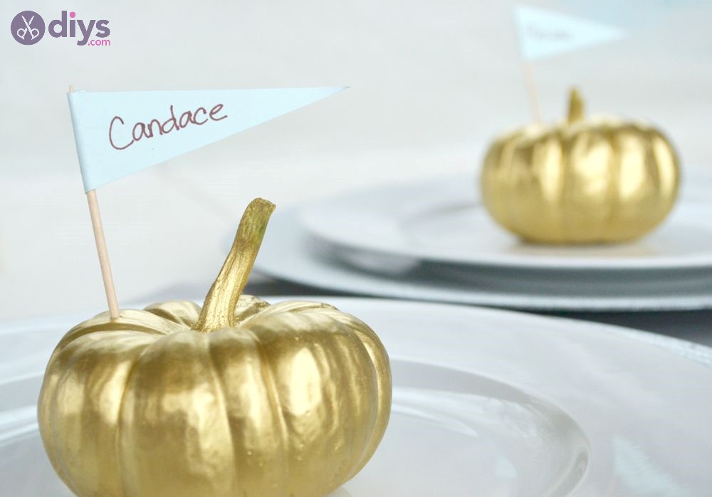 Thanksgiving table decor ideas golden pumpkin place cards