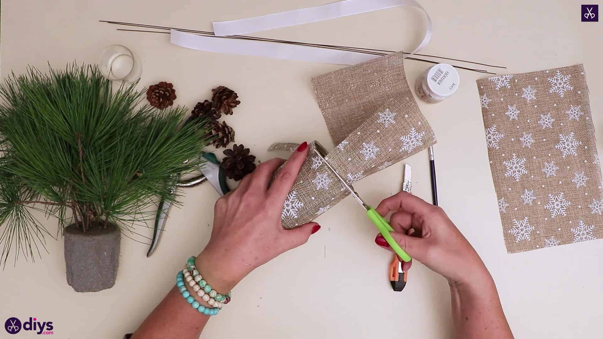 Christmas tree table decoration cutting excess