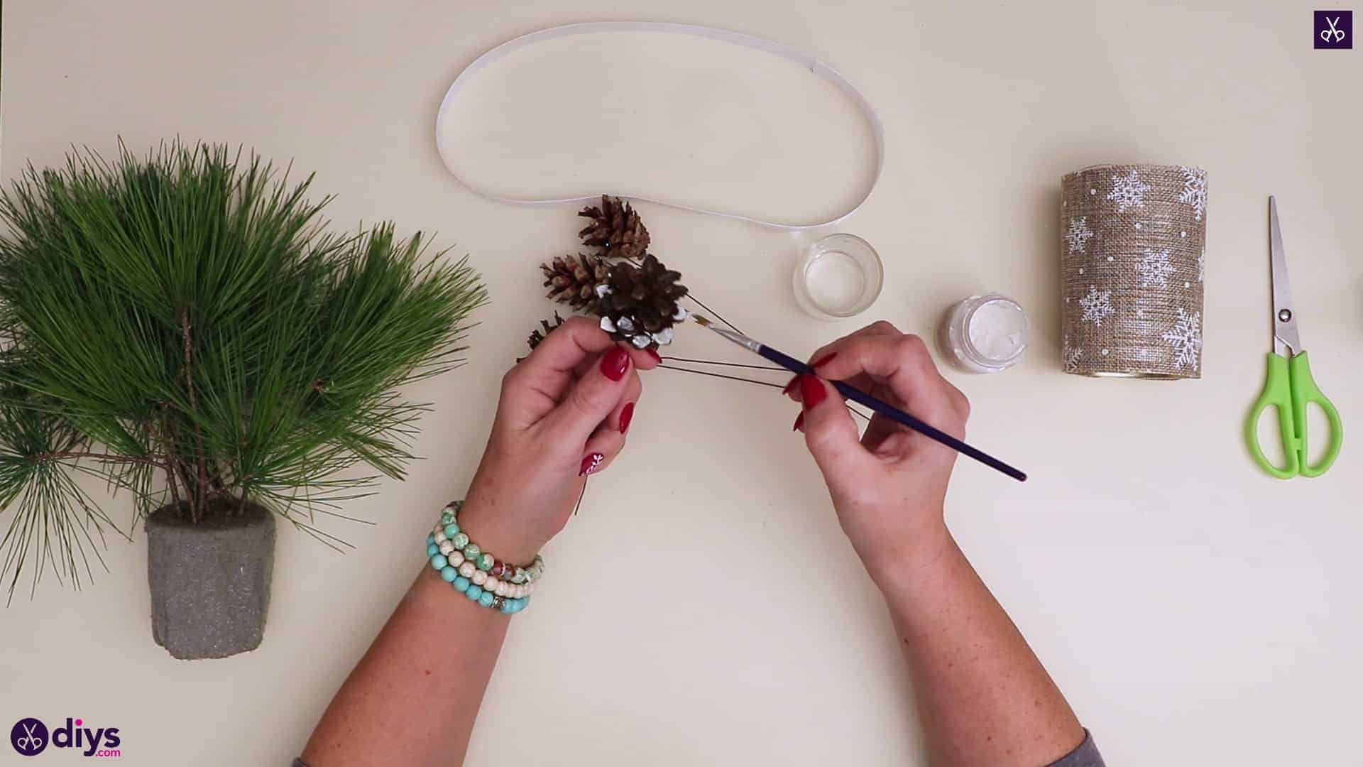 Christmas tree table decoration paint pine cone