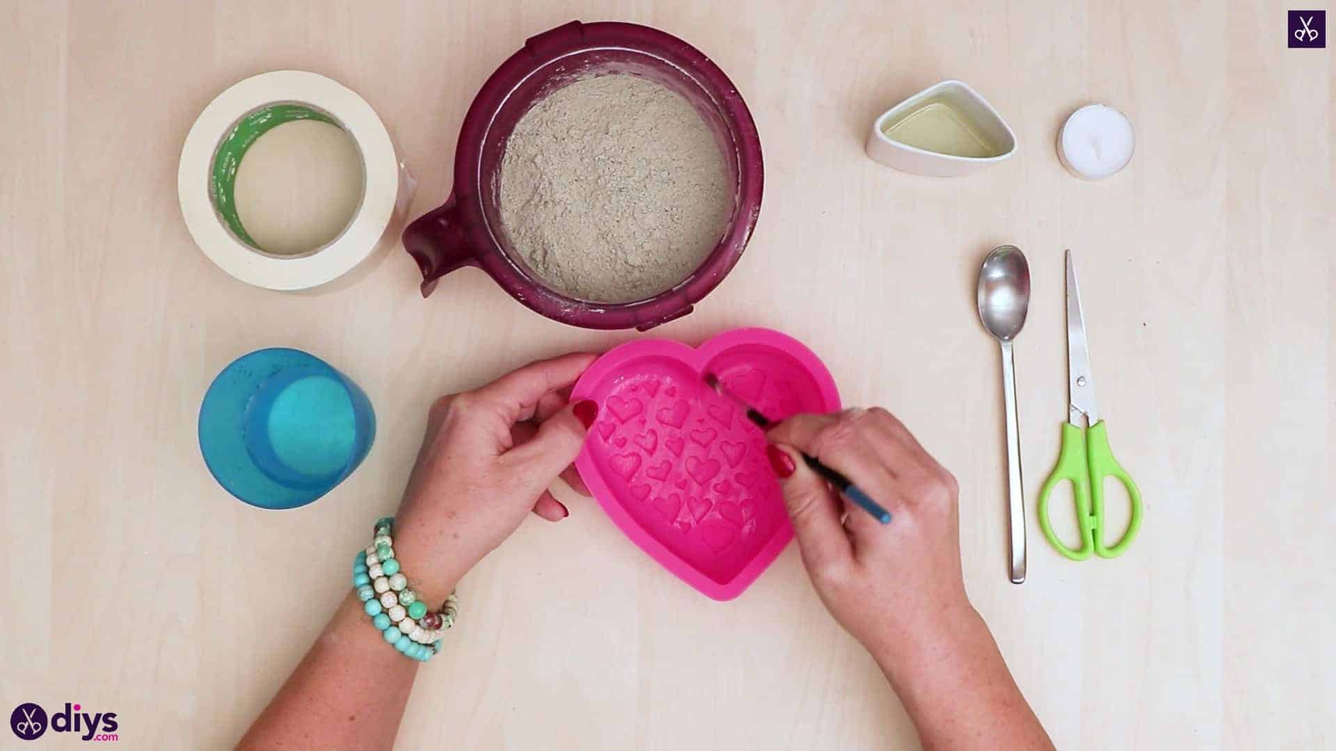 Diy concrete heart candle holder mixture