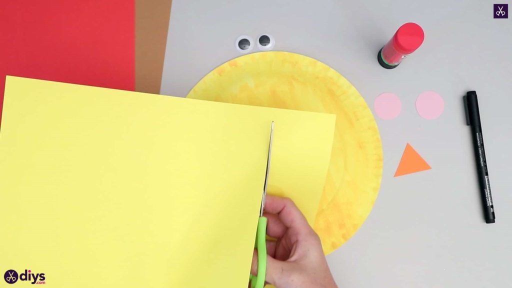 صفحه کاغذی کاغذ زرد مترسک