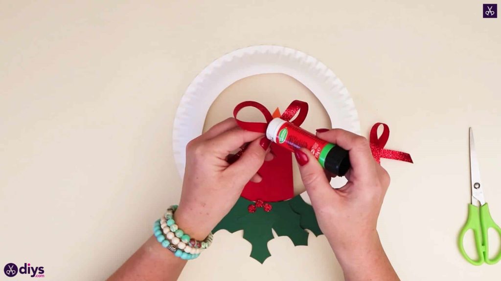Paper plate wreath with a candle apply glue