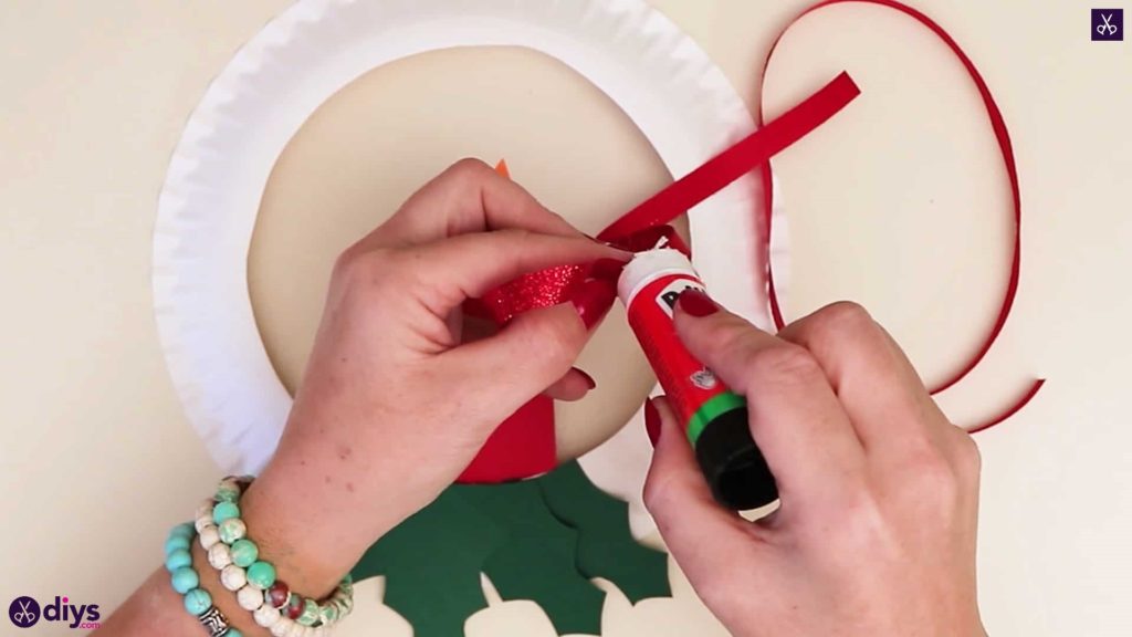 Paper plate wreath with a candle glue