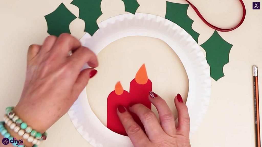 Paper plate wreath with a candle press 1