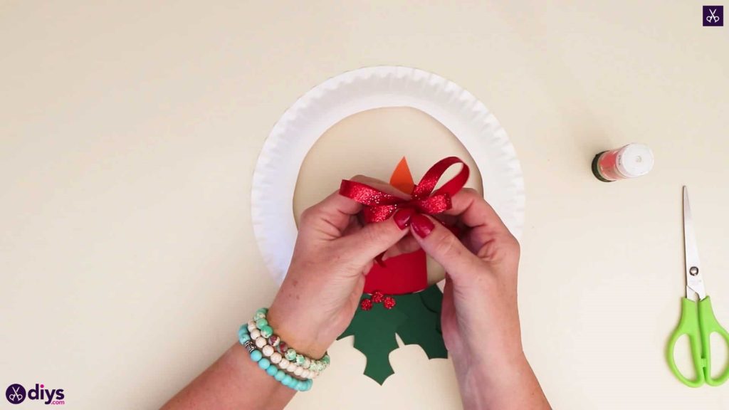 Paper plate wreath with a candle ready for use