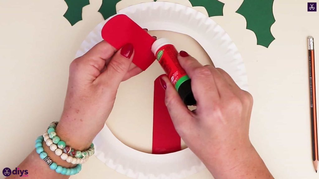 Paper plate wreath with a candle step 6a