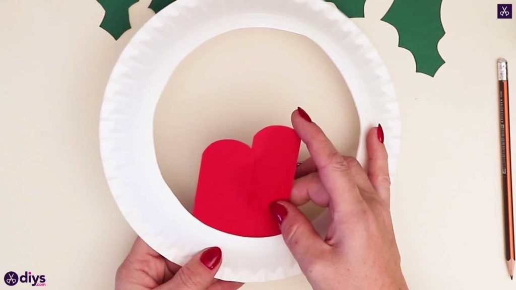 Paper plate wreath with a candle step 6b