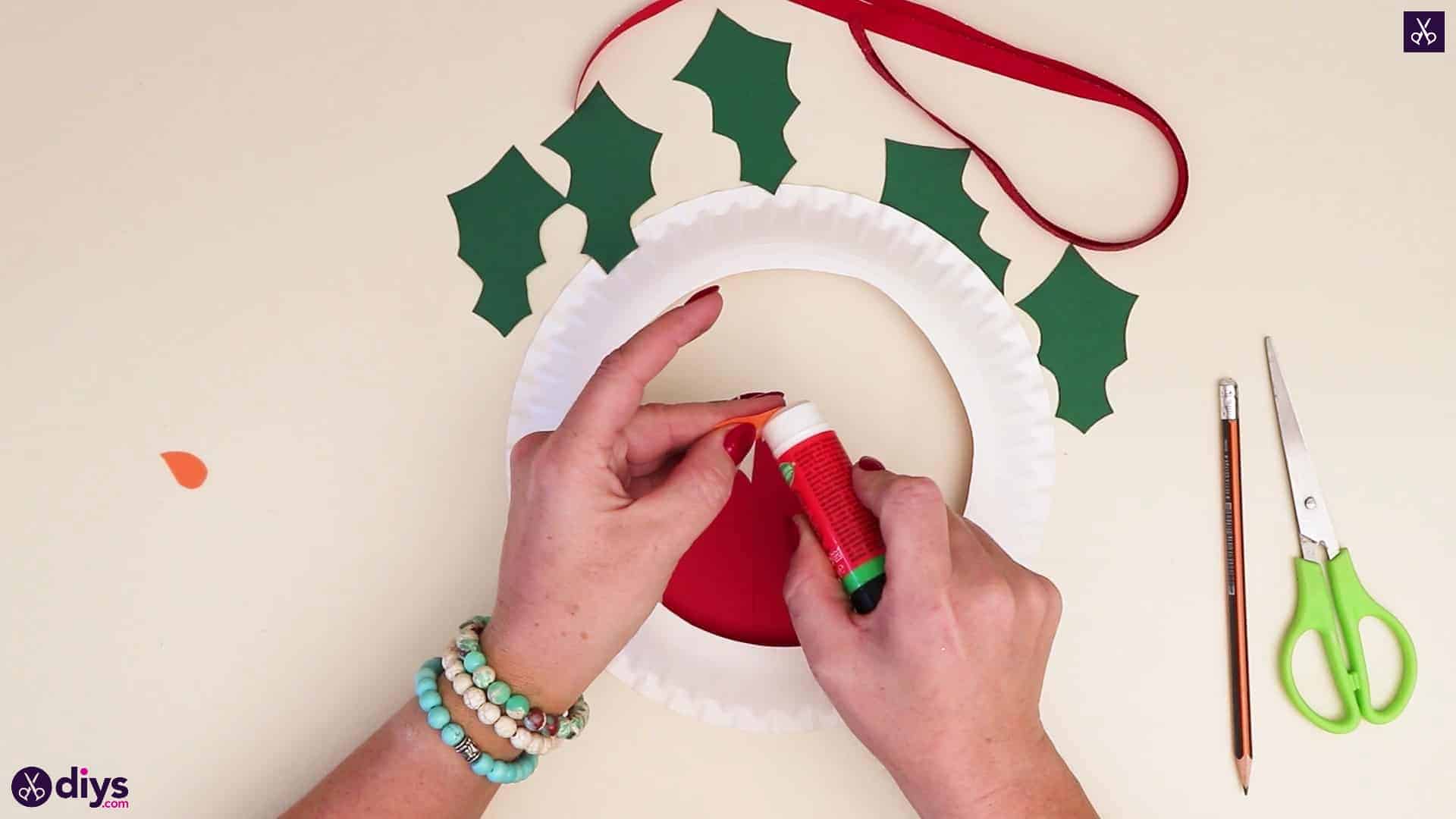 Paper plate wreath with a candle step 6c