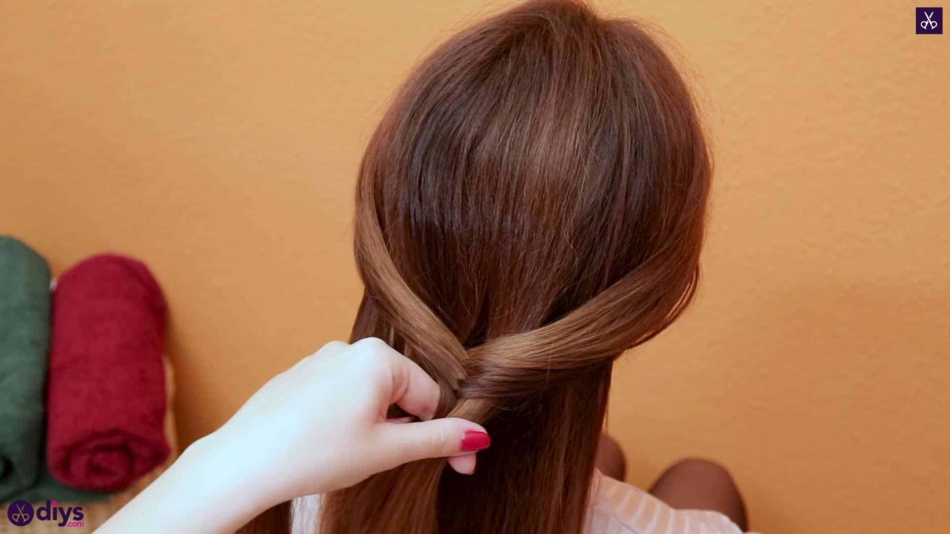 3 quick everyday hairstyles mini fishtail step 2