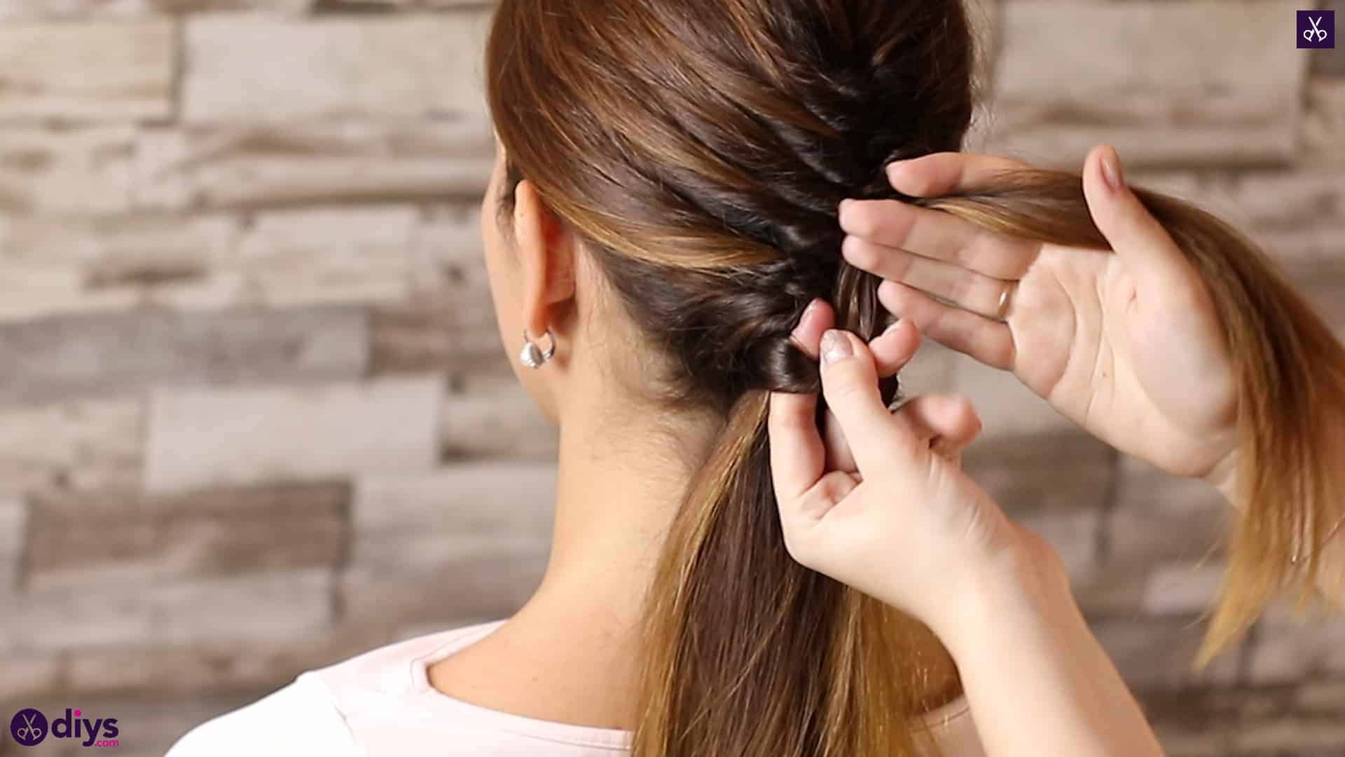 Woman Shows How Make Beautiful Hairstyle Alone Step Step Learning Stock  Photo by ©focusandblur 177044204