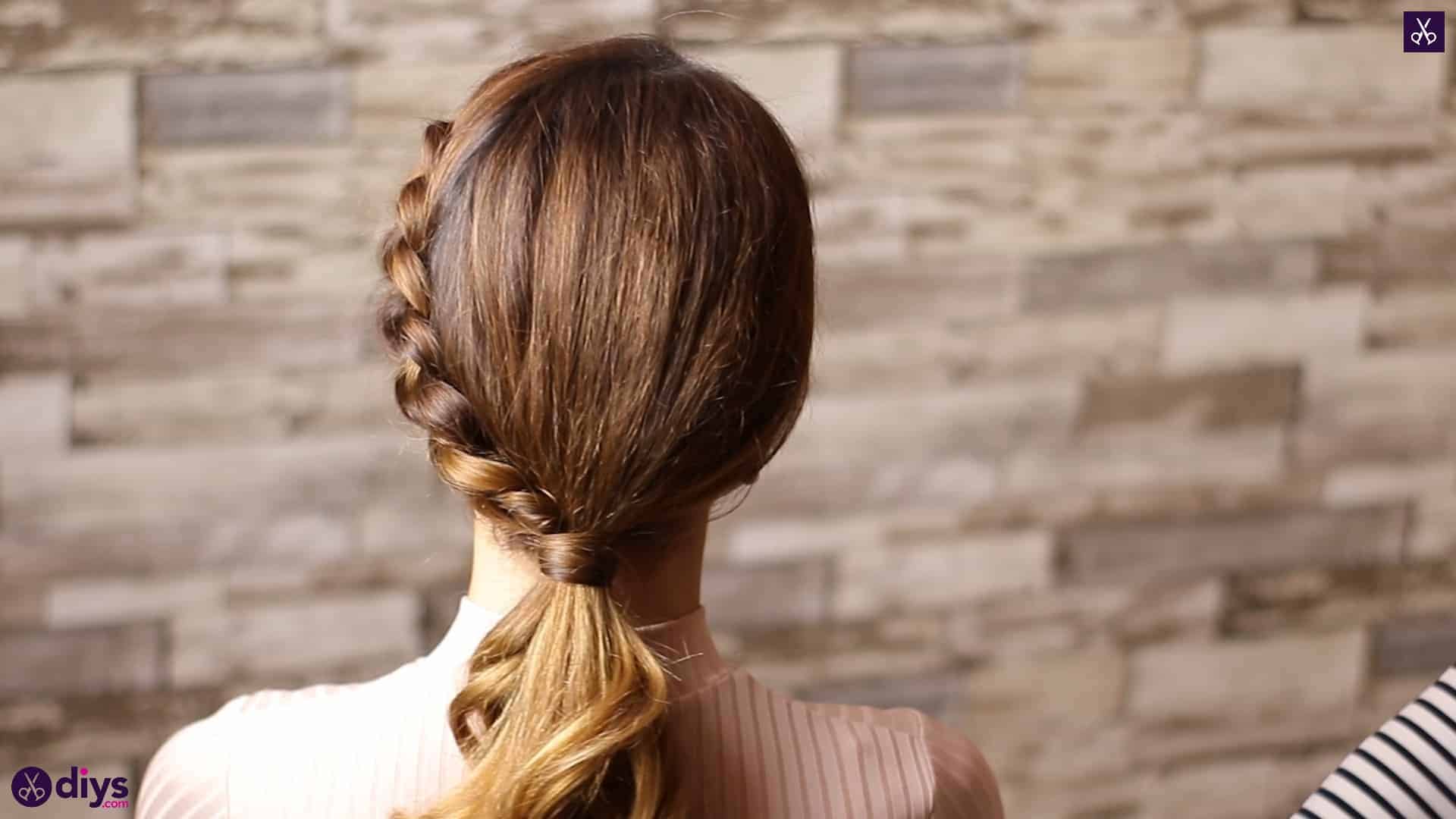 Elegant side braid hairstyle4