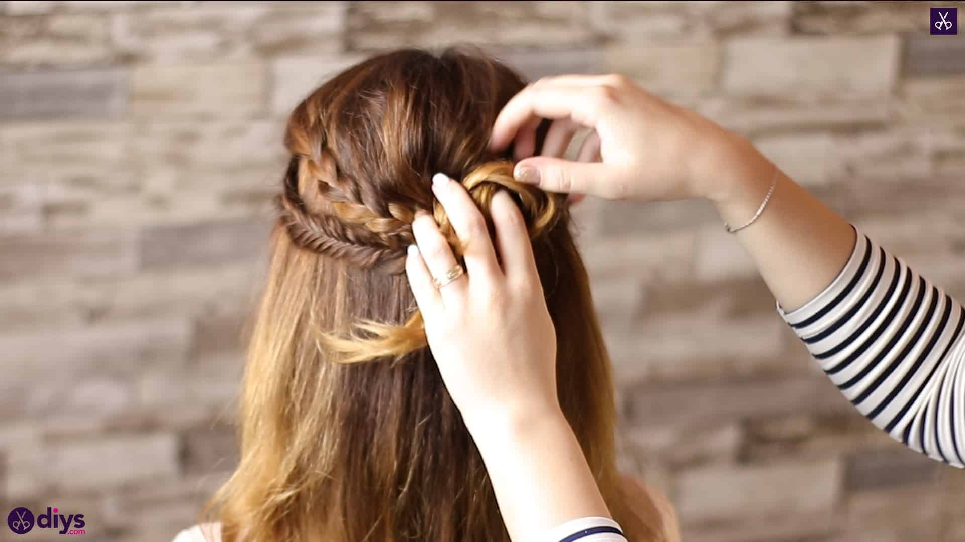 Half up, half down hairstyle for spring60