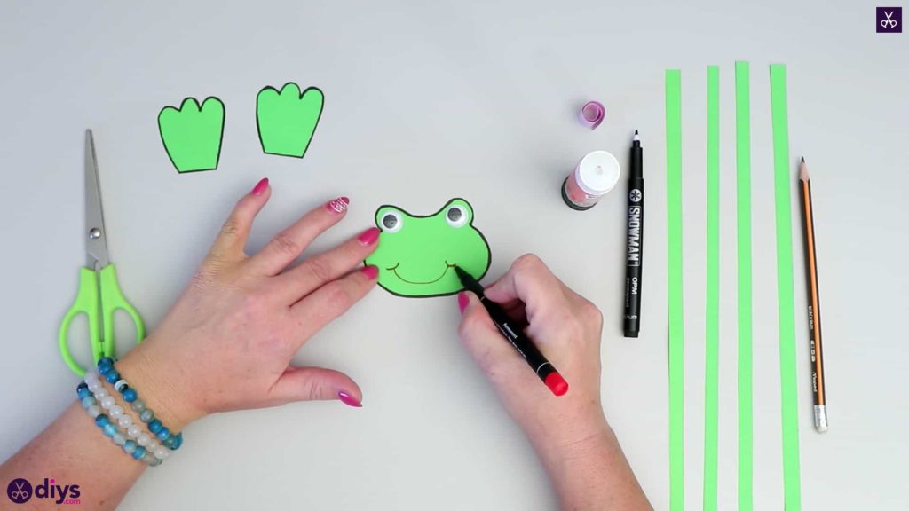 How to make paper frog lips