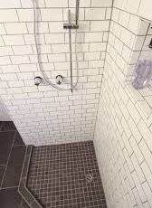 چگونه می توان مانند یک حرفه ای مترو یک حمام گوشه ای را کاشی کرد