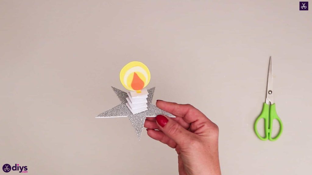 شمع کاغذی روی یک ستاره