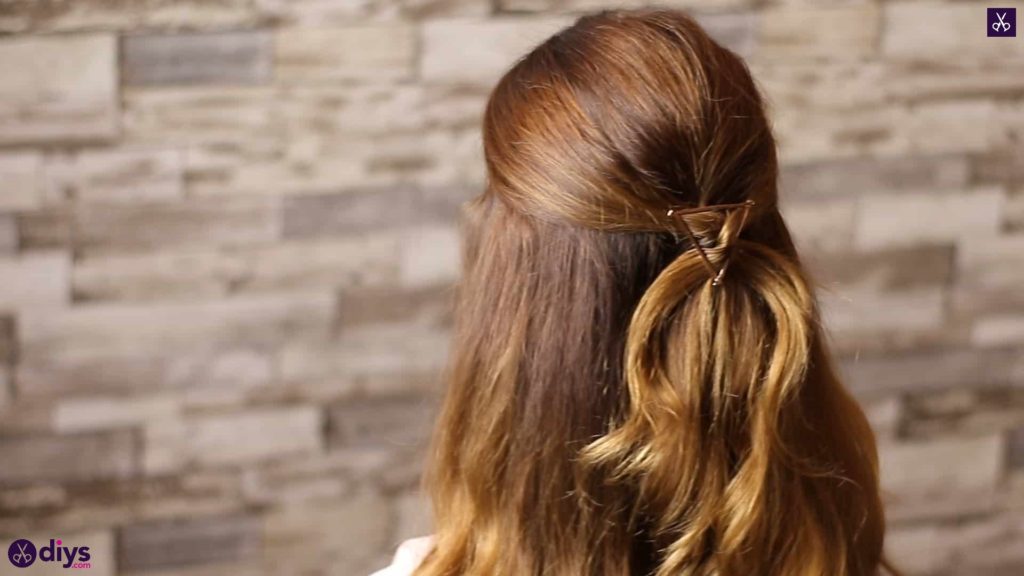 Updo hairstyle for wavy hair 39
