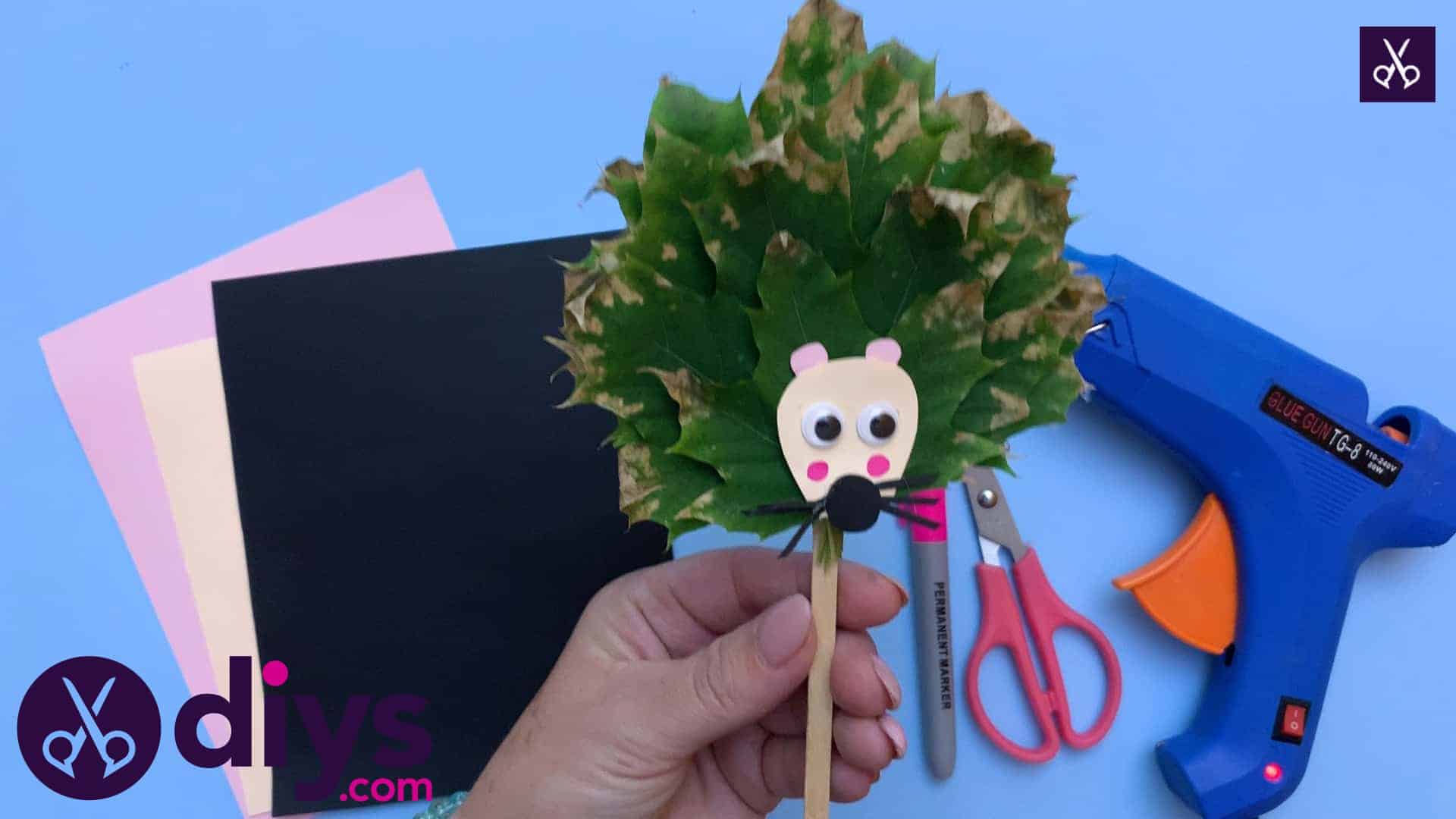 How to make a hedgehog puppet from autumn leaves