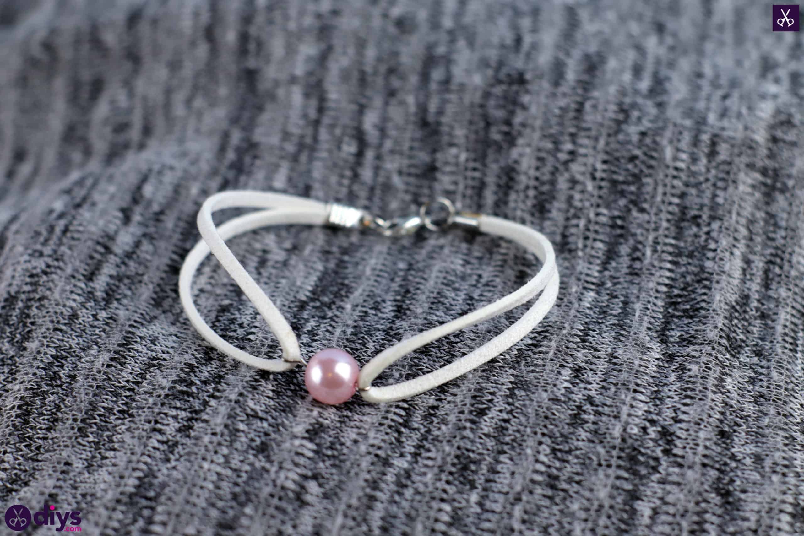 Leather bracelet with a pearl simple