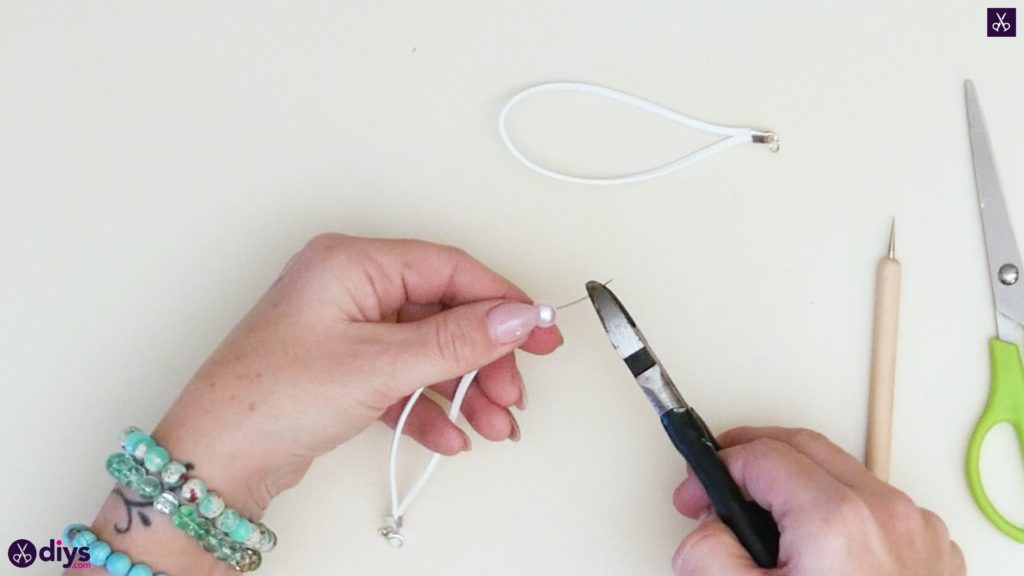 Leather bracelet with a pearl step 7