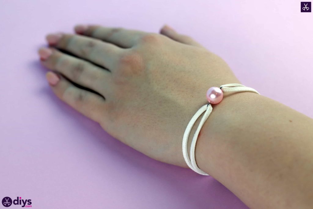 Leather bracelet with a pearl step 7e
