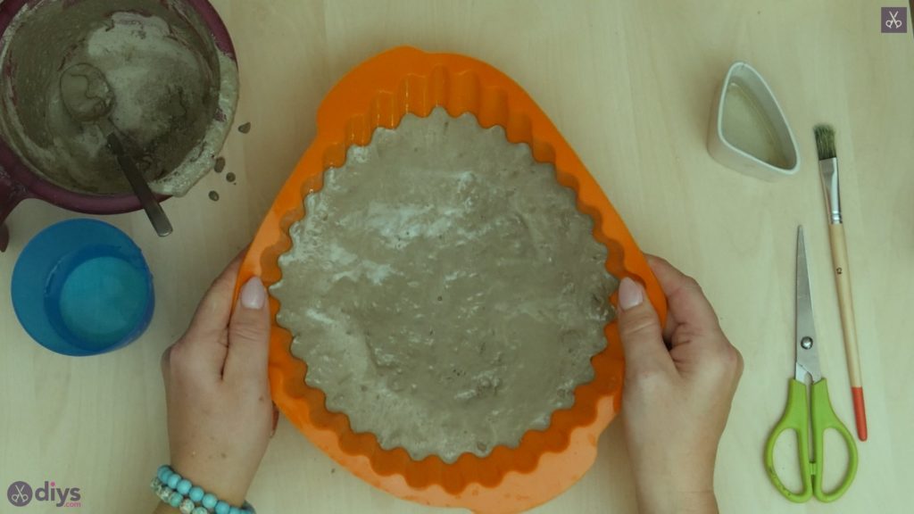 Diy concrete flower stand step 4d