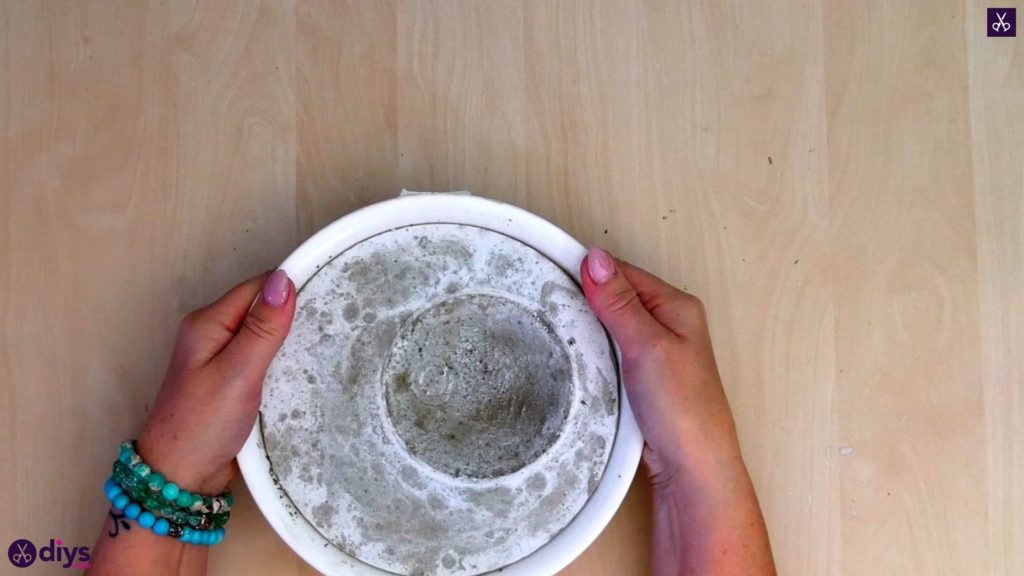 Diy concrete jewelry holder dish step 8