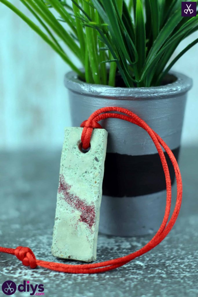 Diy concrete necklace with glitter display