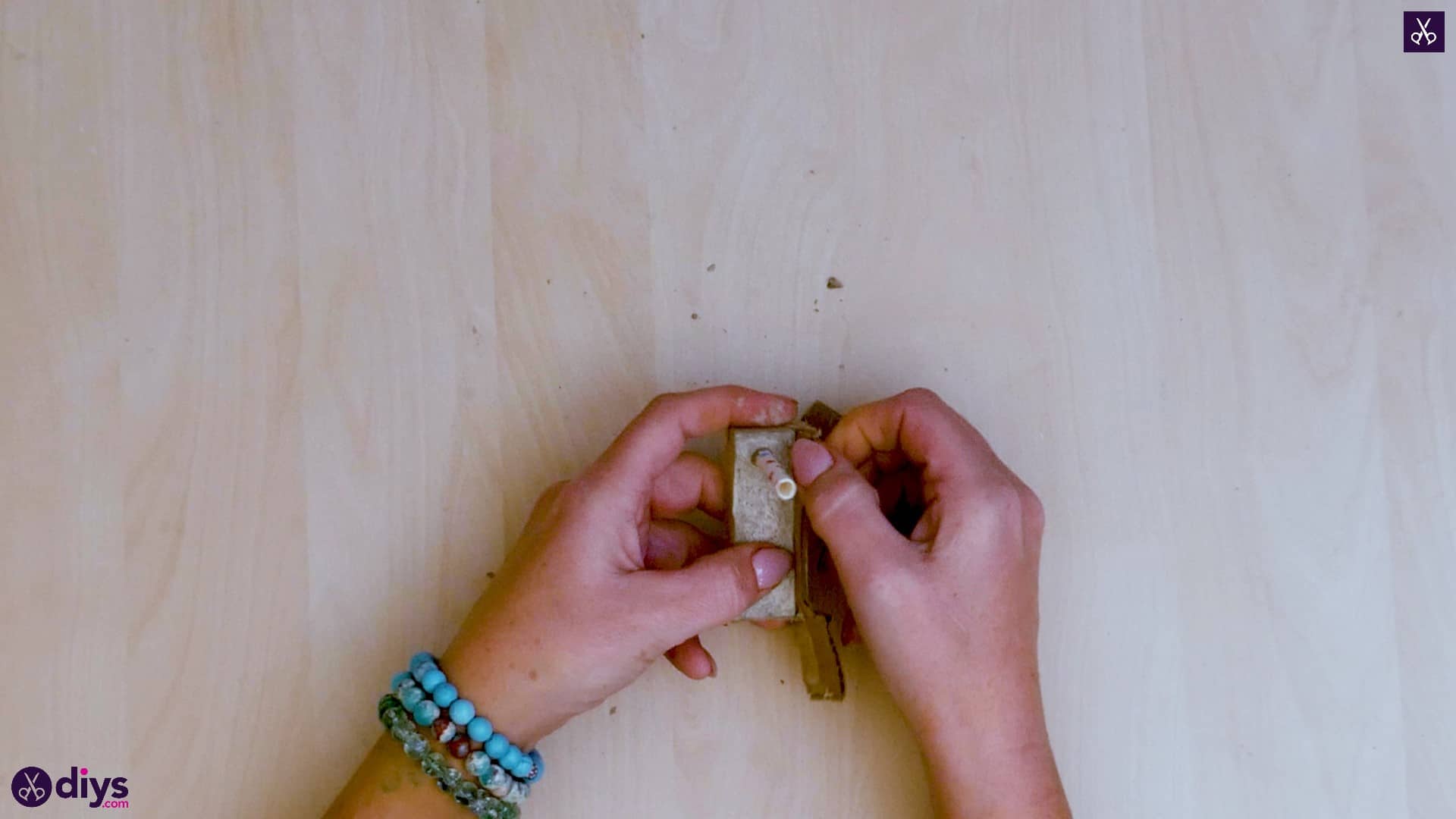 Diy concrete necklace with glitter step 10a