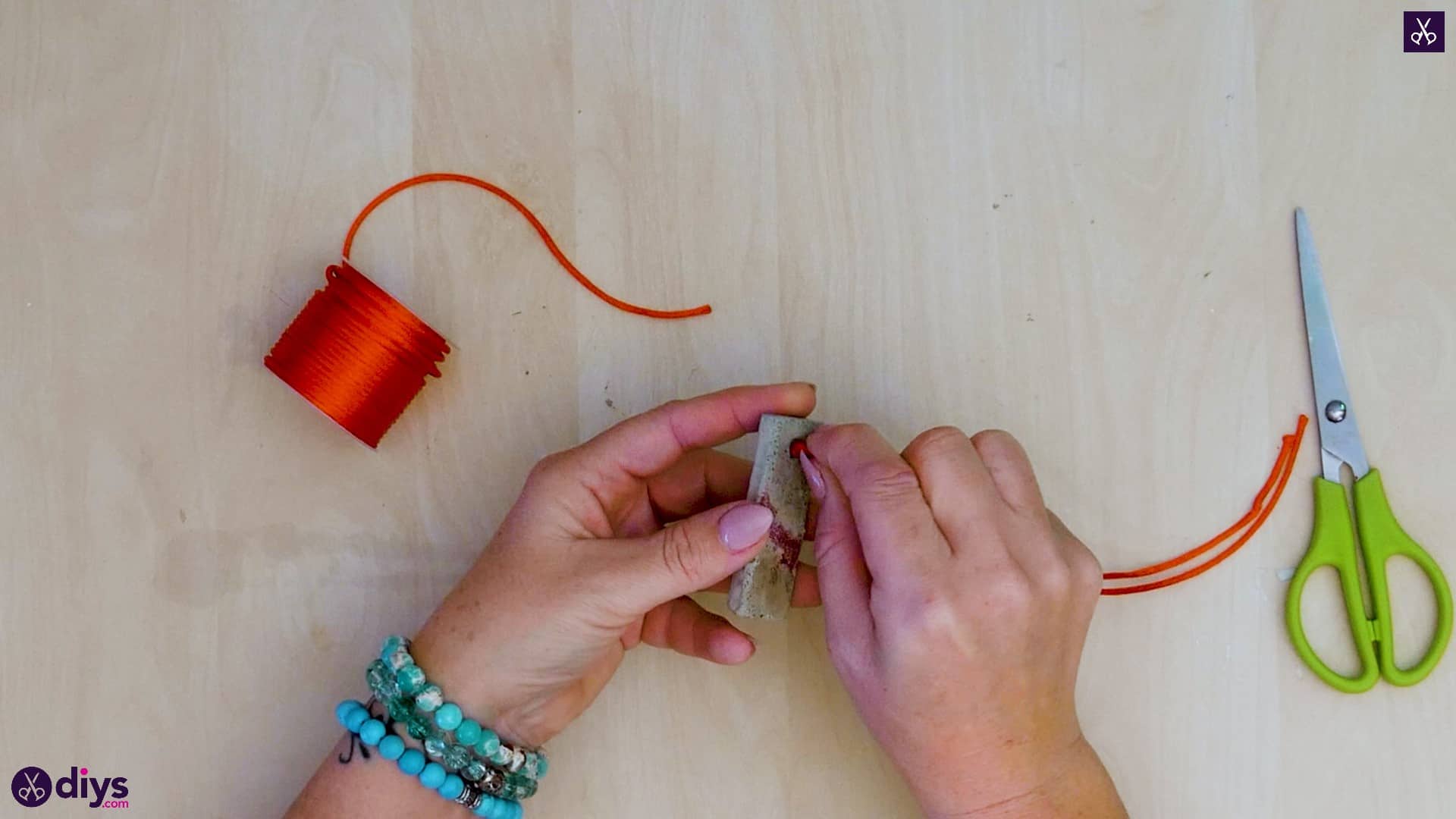 Diy concrete necklace with glitter step 11a