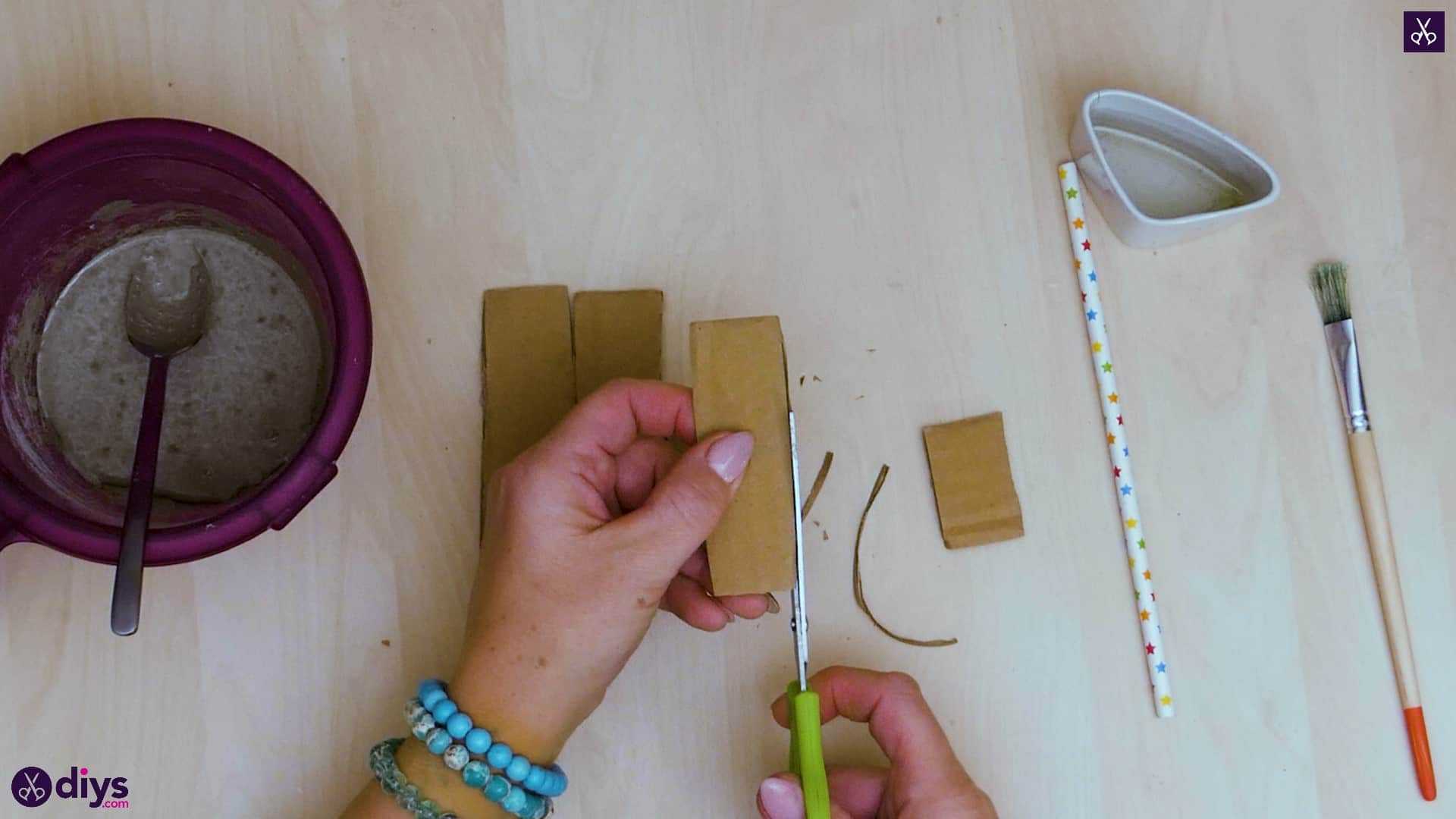 Diy concrete necklace with glitter step 4