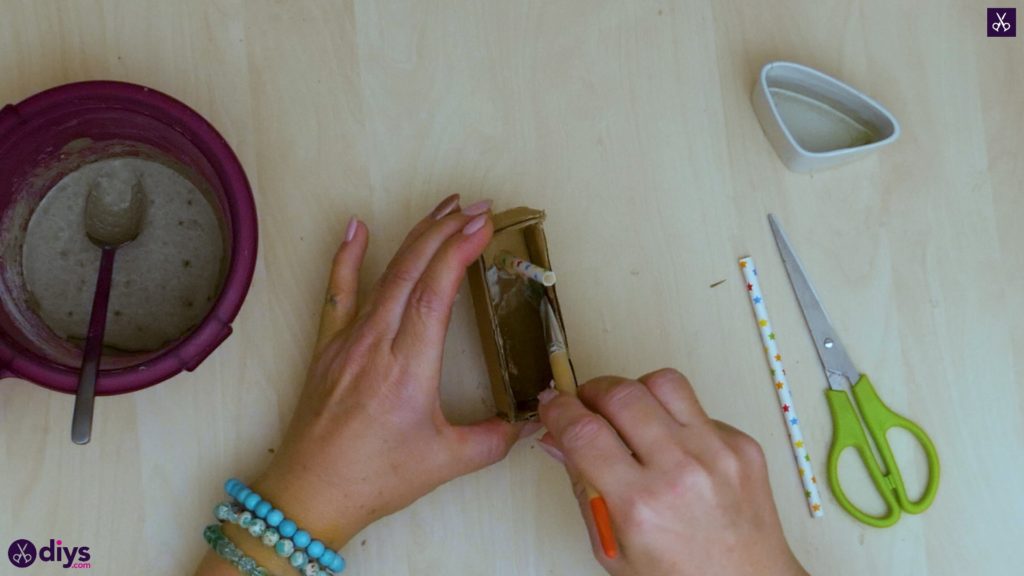 Diy concrete necklace with glitter step 7