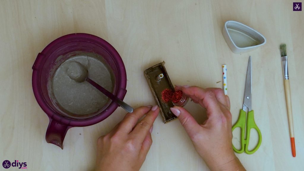 Diy concrete necklace with glitter step 9