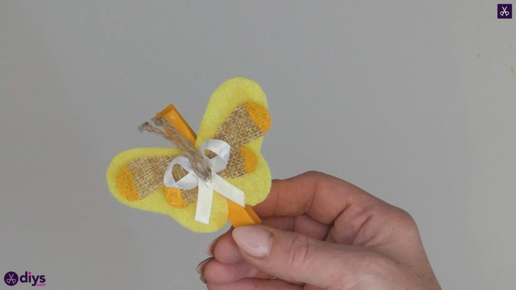 نحوه ساخت یک پروانه از گیره لباس مرحله 11