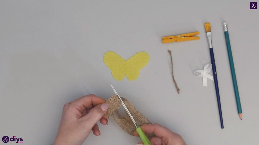 How to craft a butterfly from a clothespin step 6b