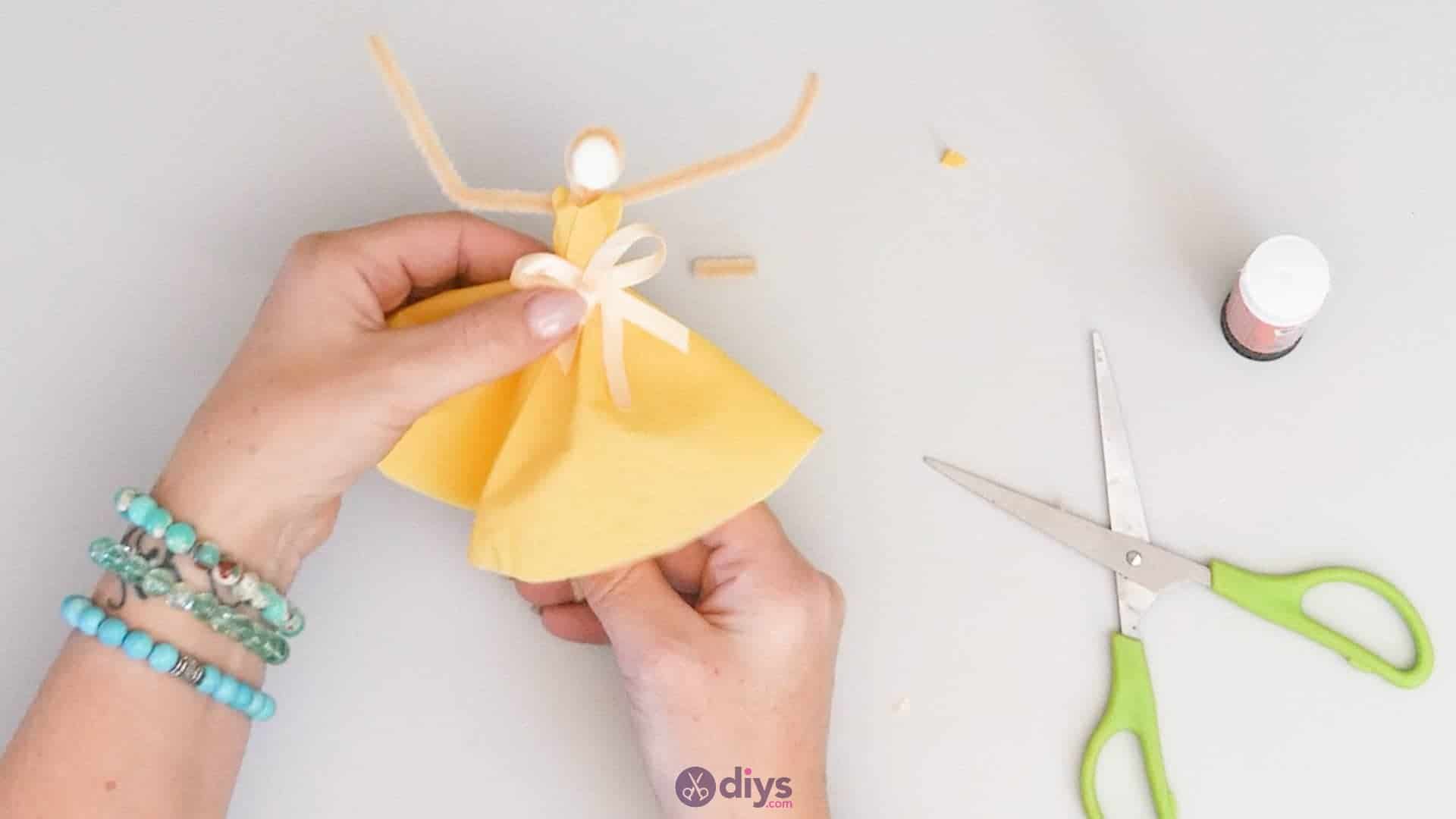 How to make a dancing napkin puppet step5b