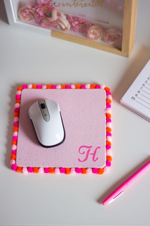 Pom pom mouse pad diy