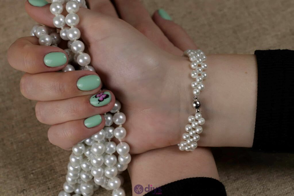 Diy elegant white beads bracelet