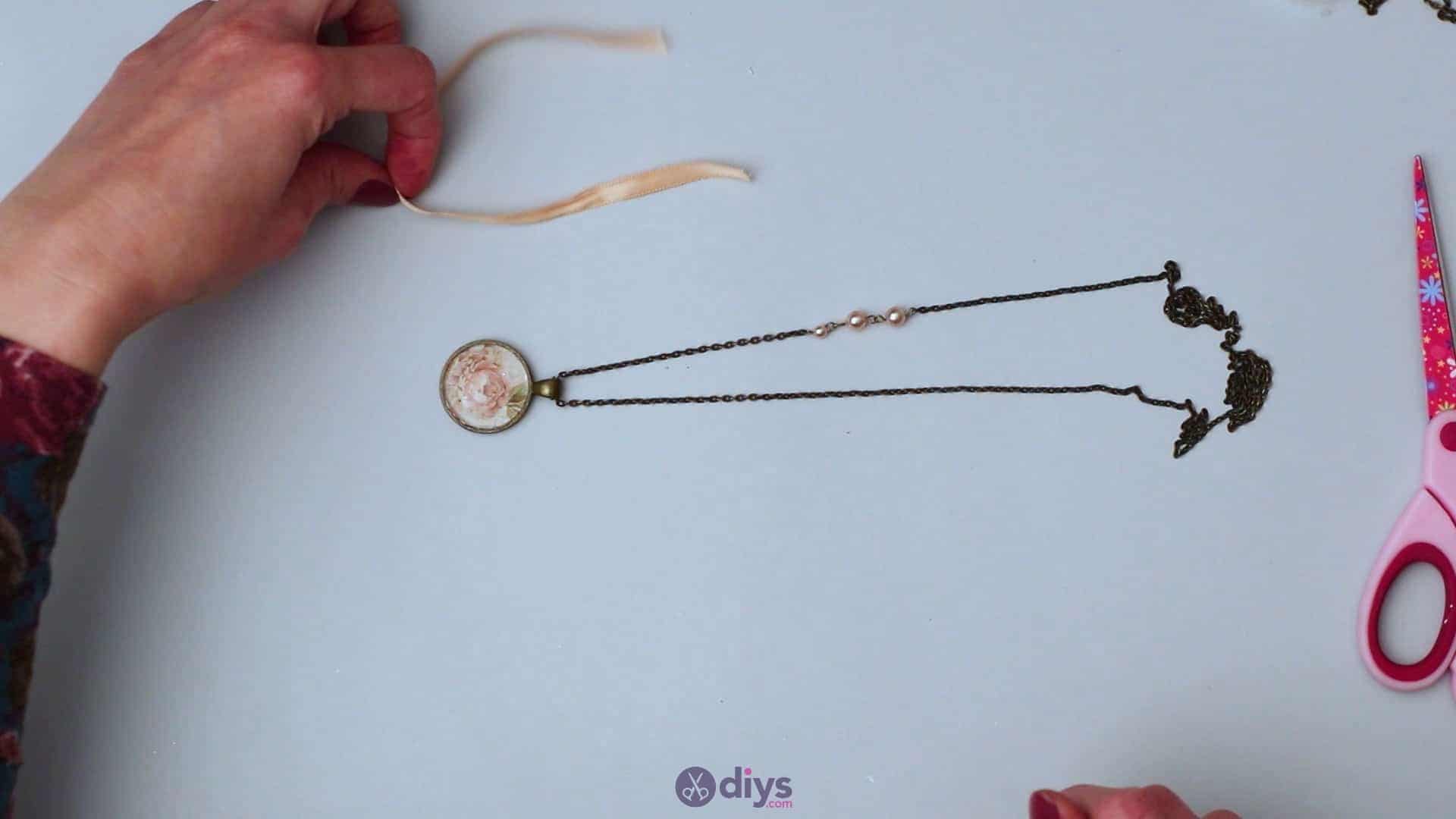 Glass lens necklace step 5m